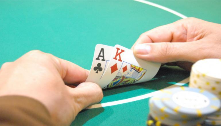 Jugar A-K sin conectar en el flop