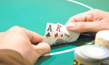 Jugar A-K sin conectar en el flop